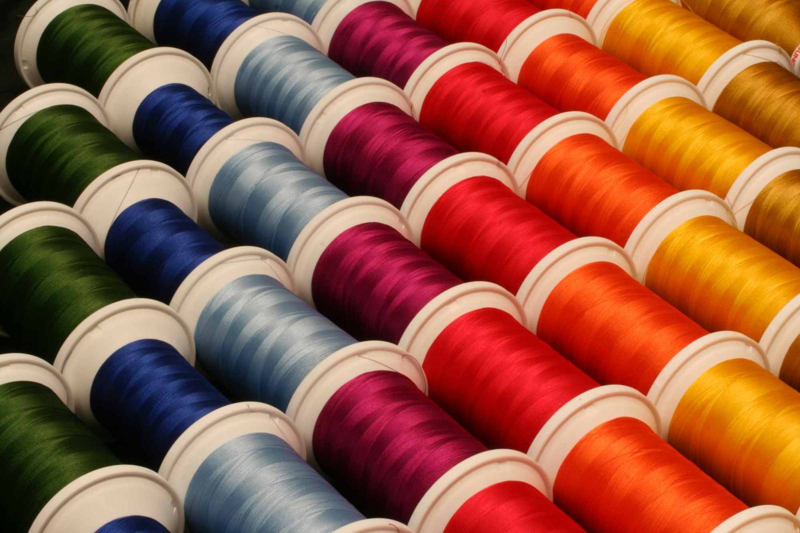 Marquage local, rendu professionnel Fiers de broder à Marseille pour les entreprises, associations et clubs du Sud-Est : qualité, réactivité, proximité.