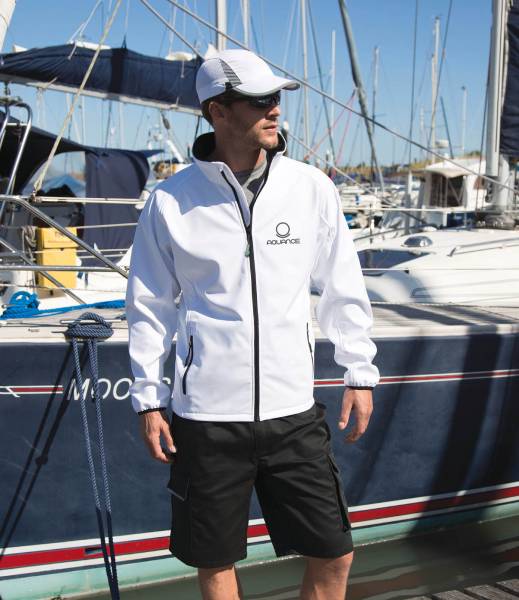 Nice – Le style face au vent Des softshells brodées pour une entreprise niçoise en bord de mer : look pro et coupe parfaite.